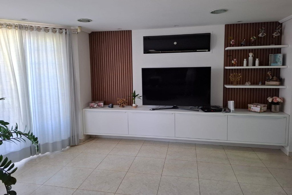 Sala de estar climatizada com sofá branco