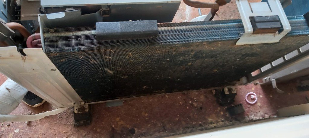 Condensadora externa de ar-condicionado com sujeira nas serpentinas