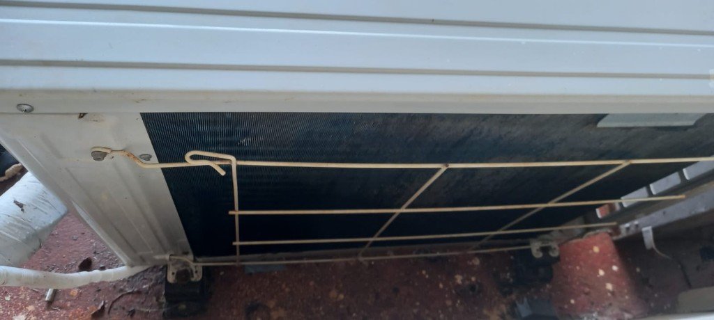 Condensadora externa de ar-condicionado limpa após manutenção