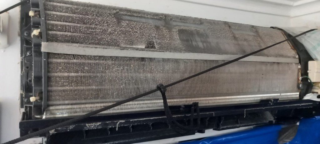 Evaporadora de ar-condicionado muito suja antes da limpeza