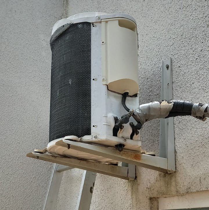 Unidade externa do ar-condicionado durante intervenção de gás