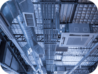Ambiente com dutos e sistema de climatização industrial