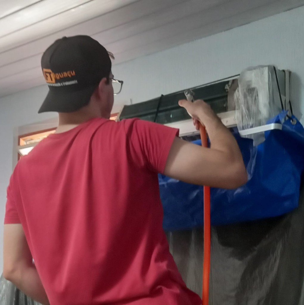 Profissional realizando lavagem interna de ar-condicionado