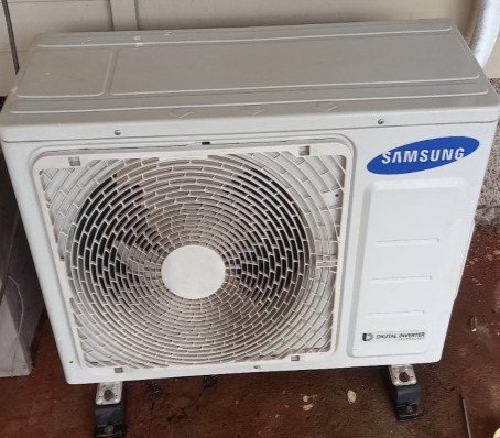 Técnico realizando atendimento em unidade externa em altura