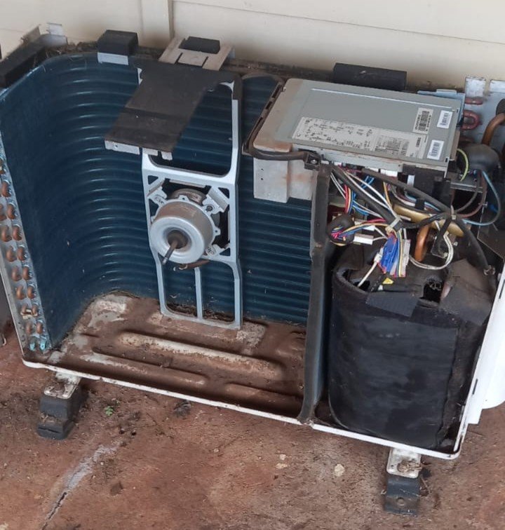 Equipamento aberto durante diagnóstico técnico interno